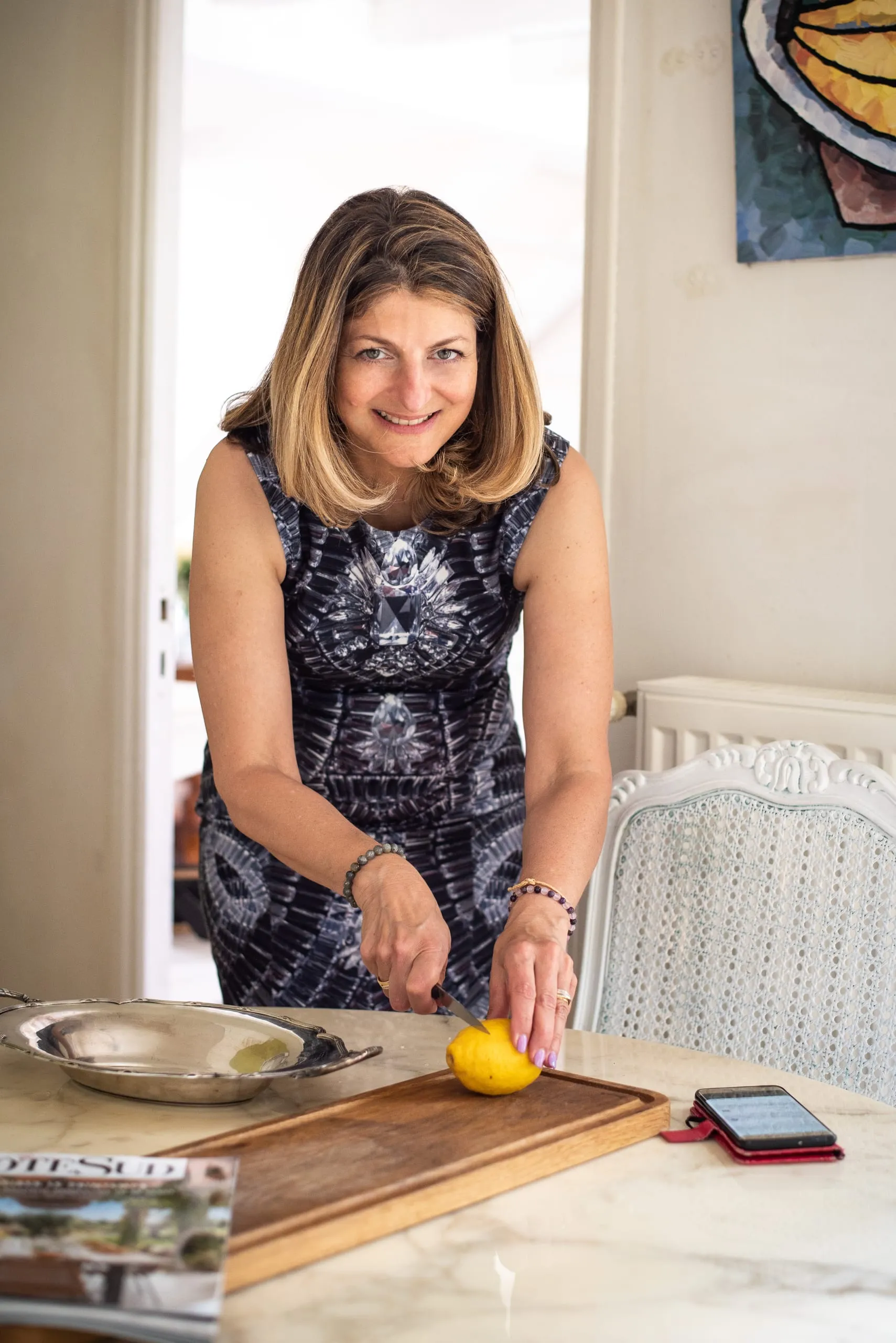 Gabrielle Ladevant dans sa cuisine, souriante et accueillante