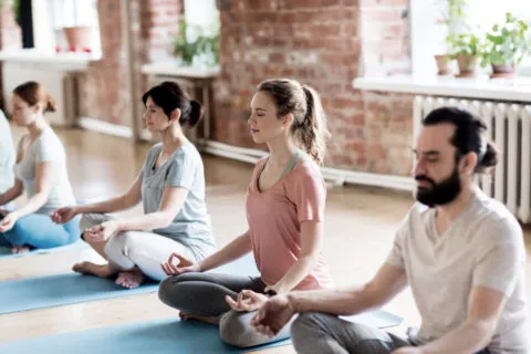 Cours de yoga collectif en groupe
