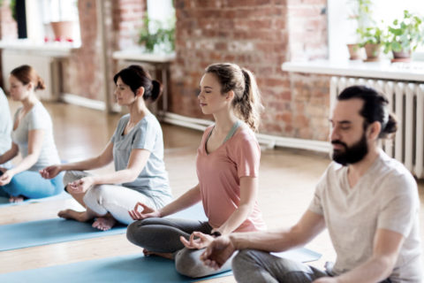 Cours de yoga collectif en groupe